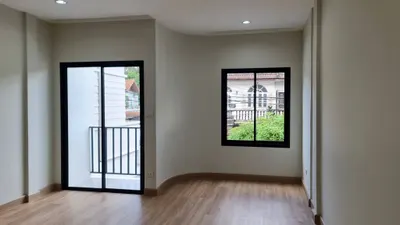 Maison de ville 2 chambres à vendre près de la station MRT Bang Kapi, photo 5 sur 5