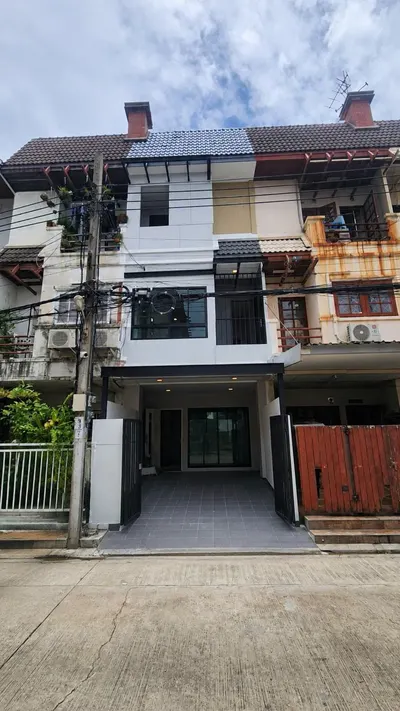 4-bed house for sale near MRT Lat Phrao 83, photo 1 of 5