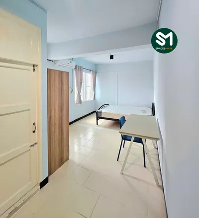 Chambre à louer près de la station MRT Fai Chai, photo 1 sur 4