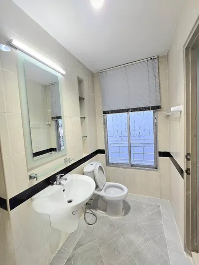 3-bed townhouse for rent near MRT Si La Salle, photo 4 of 5