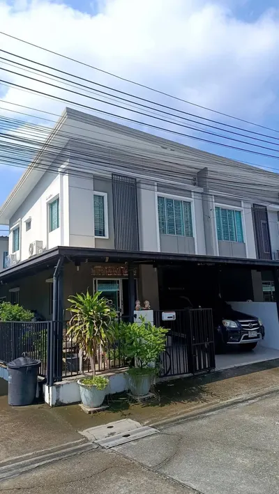 ขายทาวน์เฮาส์ 3 ห้องนอน ใกล้ ARL ลาดกระบัง รูปที่ 1 จาก 5