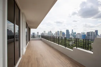 4-bed condo for sale near MRT Si Lom, photo 2 of 5