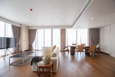 4-bed condo for sale near MRT Si Lom, photo 3 of 5