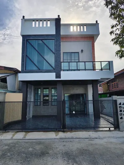 3-bed house for sale in Khlong Sam Wa, photo 1 of 5