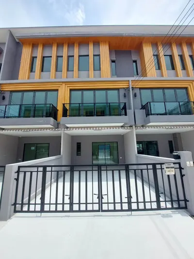 3-bed townhouse for rent near ARL Ban Thap Chang, photo 1 of 5