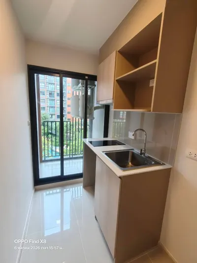Condo à louer près de la station MRT Bang Khun Non, photo 4 sur 5